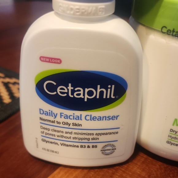 Cetaphil Moisturizing Cream - White and Green - Picture 3 of 6